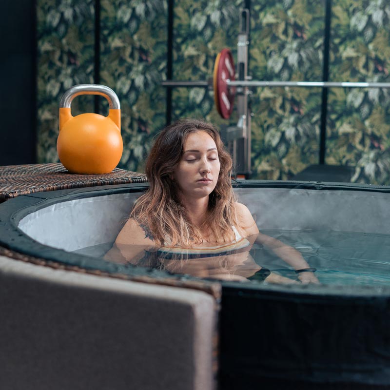 sportive dans un bain froid ou chaud