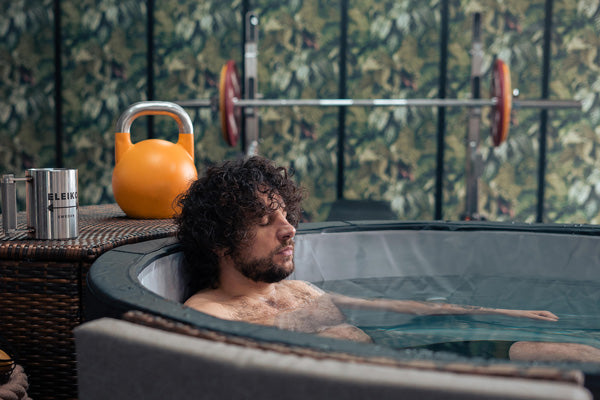 sportif dans un bain chaud ou froid