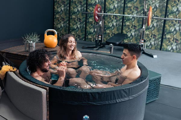 plusieur sportifs qui font un bain froid ou chaud après effort