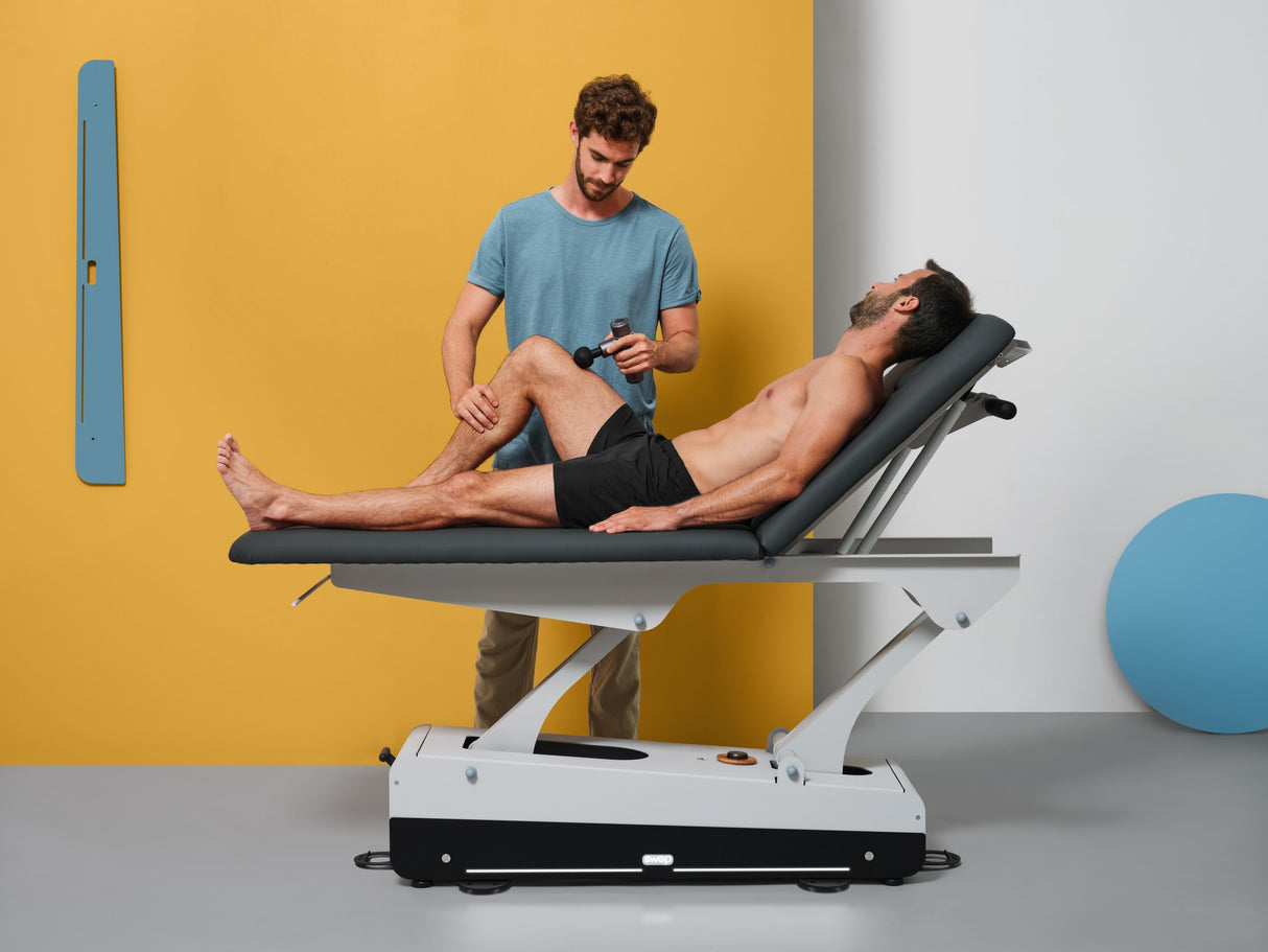 Soin de kiné sur table électrique naggura 2 plans SWOP 2L Pro Physio