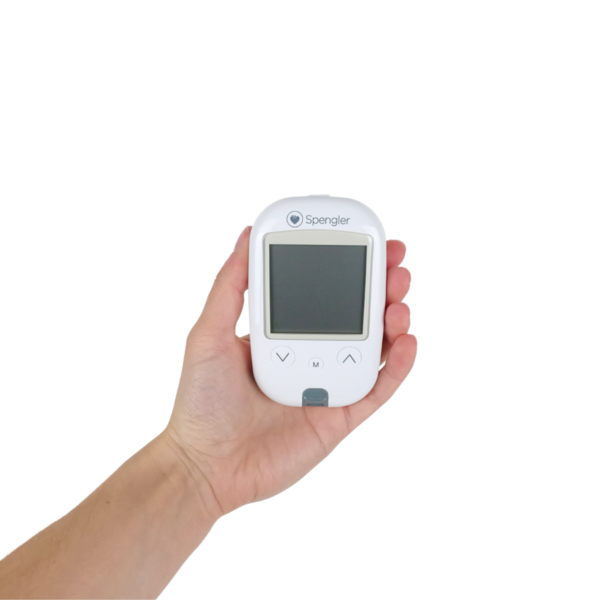 glucomètre dans une main