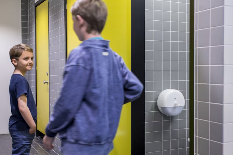 papier toilette dans des toilettes publiques