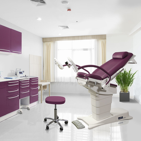 Divan gynécologique électrique GMOTIO couleur bordeaux  dans cabinet