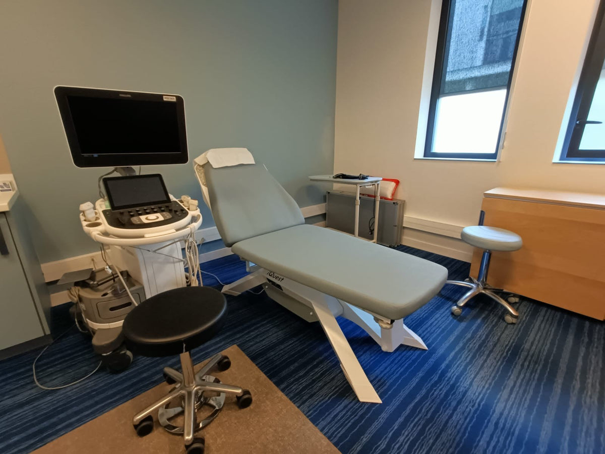 Installation nouvelle table d'examen dans un cabinet d'angiologue à Bayonne