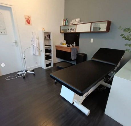Installation d'un divan Quest chez un médecin généraliste, nouvellement installé à Saint-Jean-de-Luz