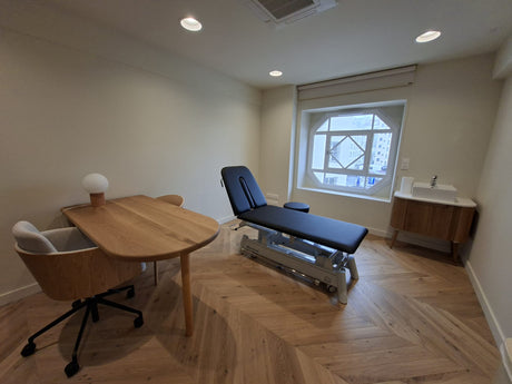 Installation d'une table de kiné dans un nouveau centre à Biarritz