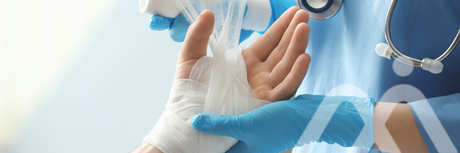 un soignant fait un bandage à un patient