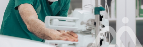Professionnel de santé utilisant un pousse-seringue