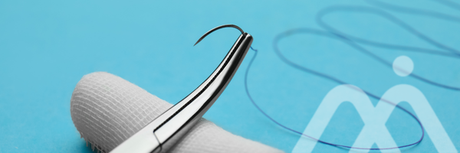 pince porte aiguille qui tient une aiguille avec un fil de suture