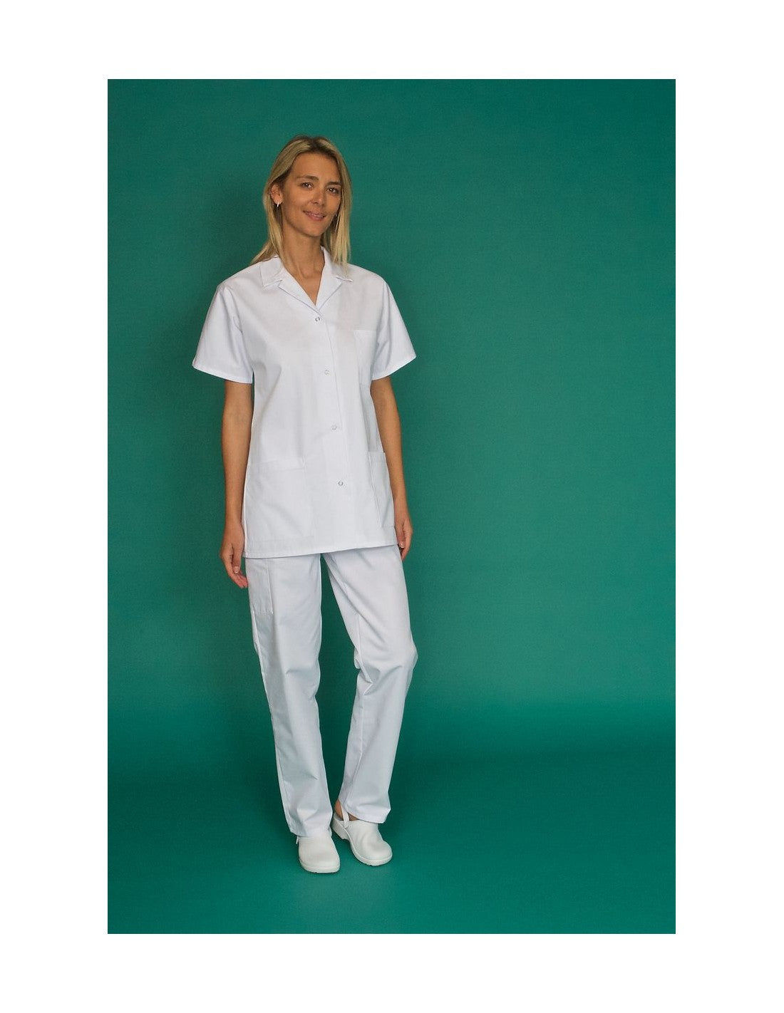 soignante avec blouse médicale blanche
