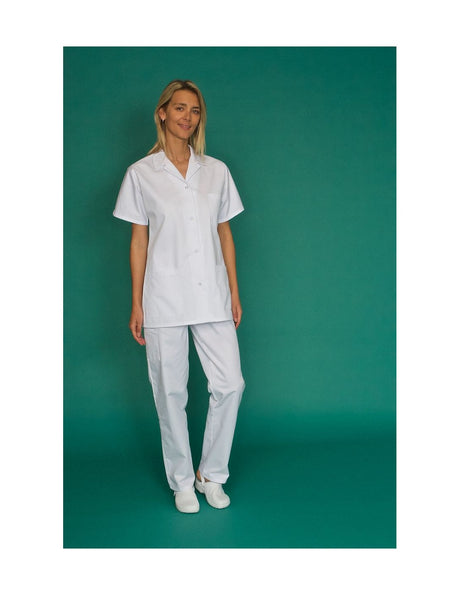 soignante avec blouse médicale blanche
