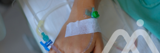 patient sous perfusion avec un perfuseur